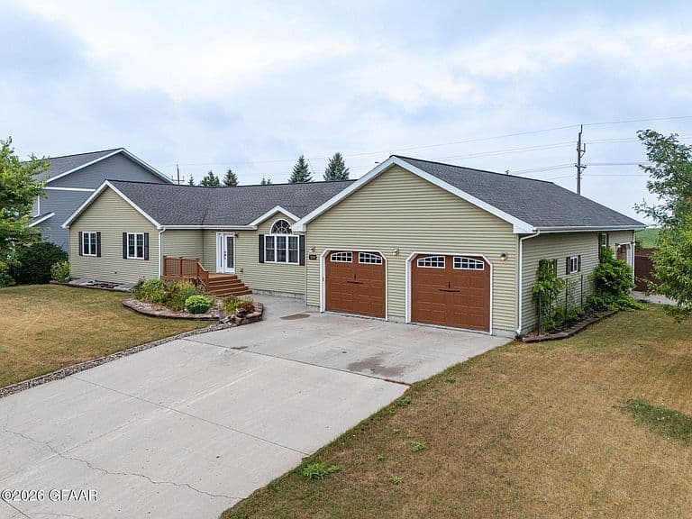 529 Cedar Ln photo 1