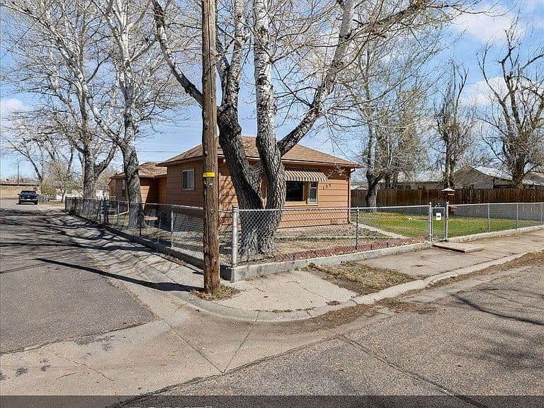 132 Benton Ave photo 3