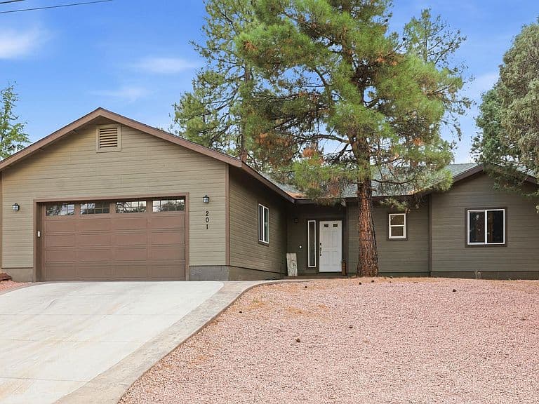 201 W Chateau Cir photo 3