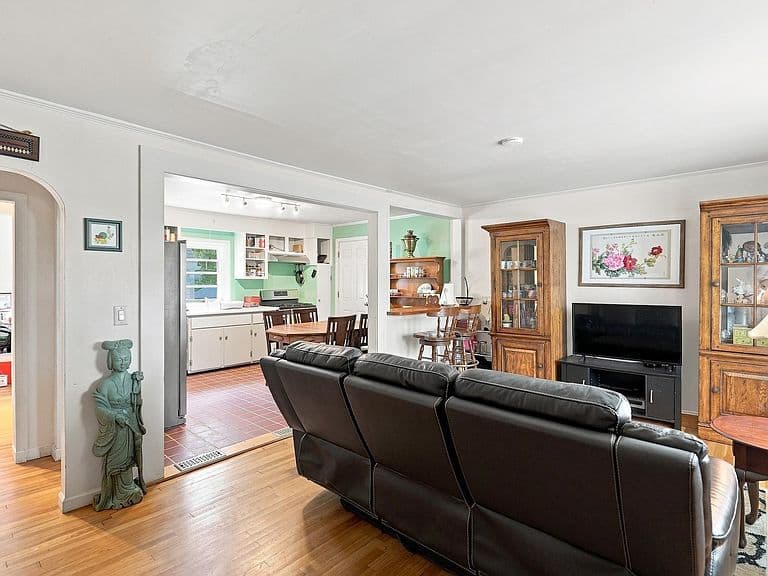 47 McIntosh Avenue photo 5
