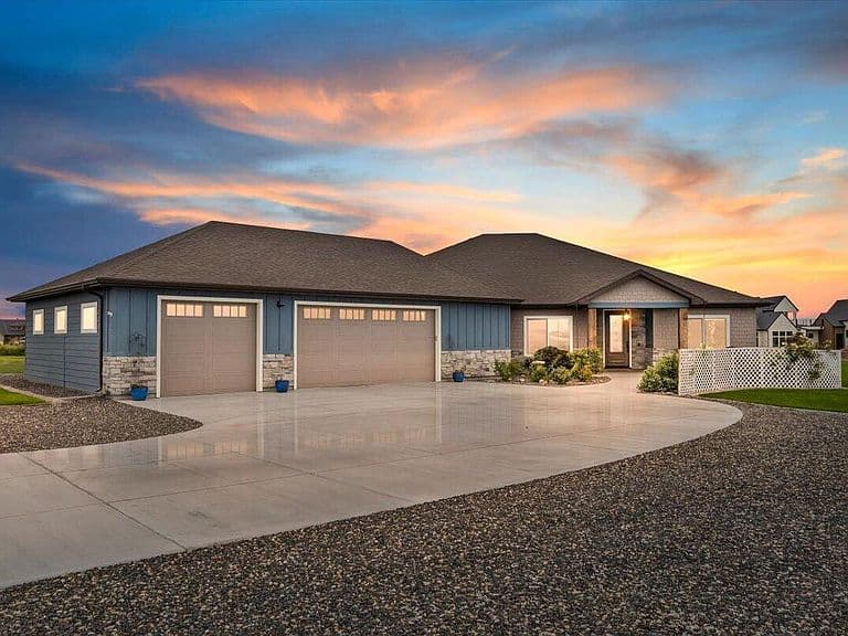 377 Skyline Dr photo 2