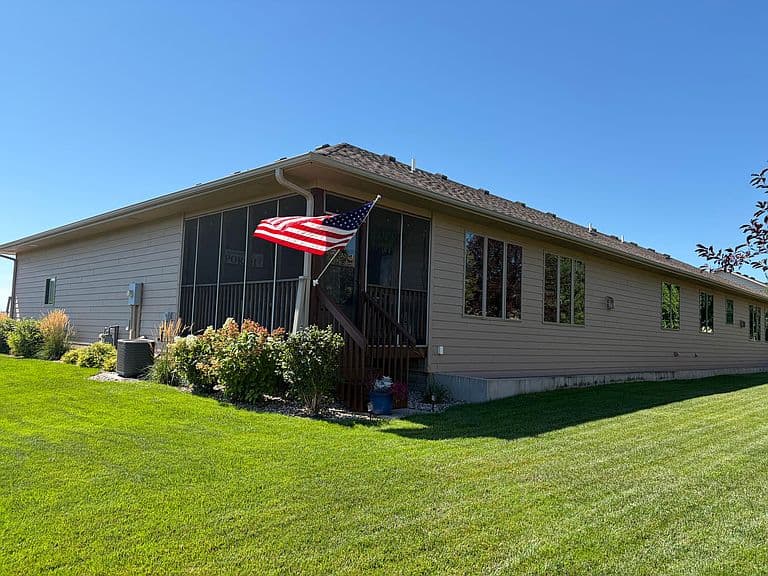 1610 Stewart Dr photo 3