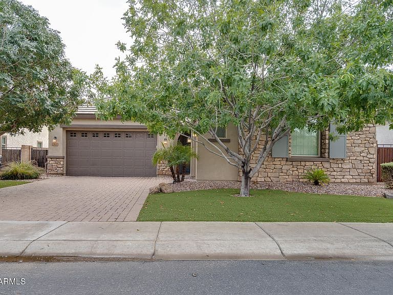 923 E HORSESHOE Place photo 1