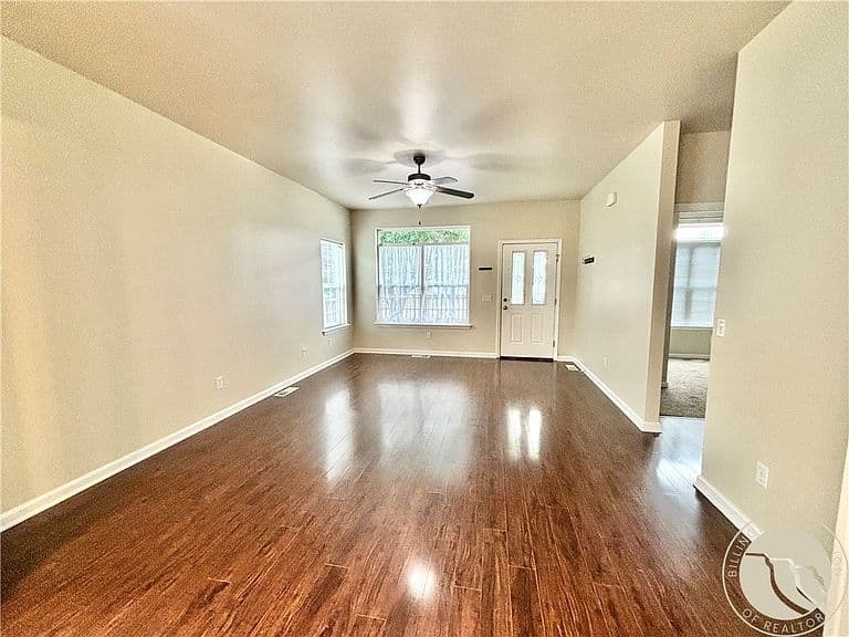 1404 Twin Oaks Dr photo 2