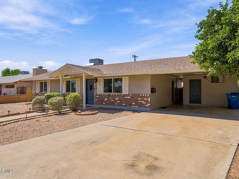 1040 S GRAND -- photo 3