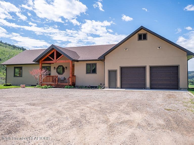 651 Indian Hollow Ln photo 3