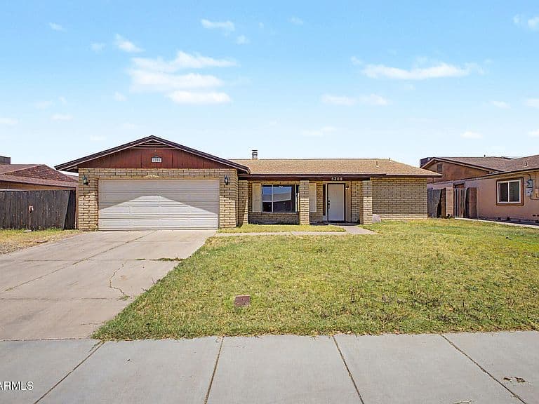 5208 W SHANGRI LA Road photo 1