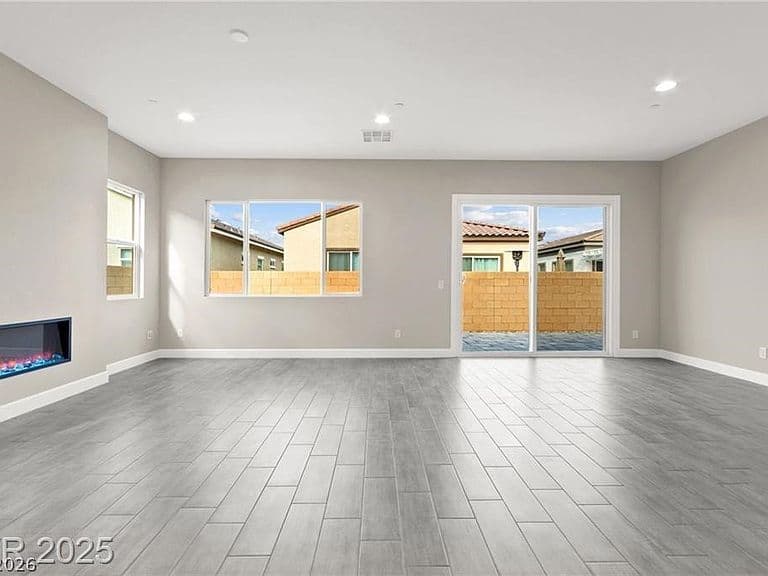 851 Klamath Springs St photo 3