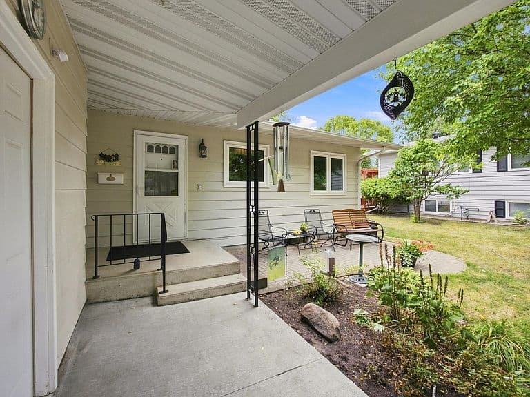 2410 Evergreen Rd N photo 3