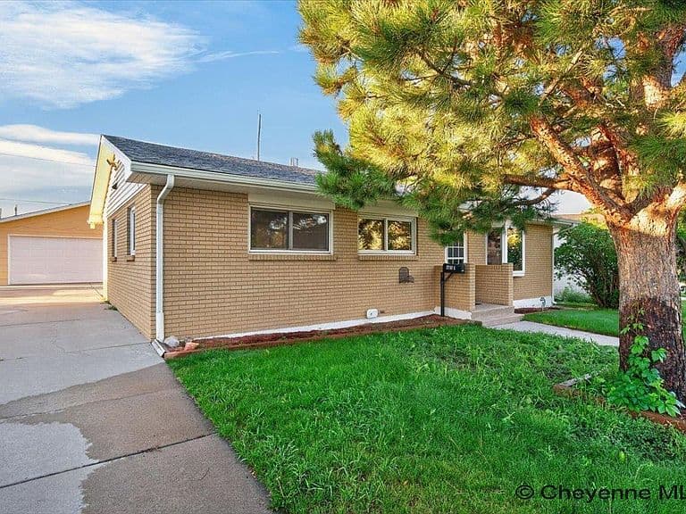 651 Creighton St photo 4