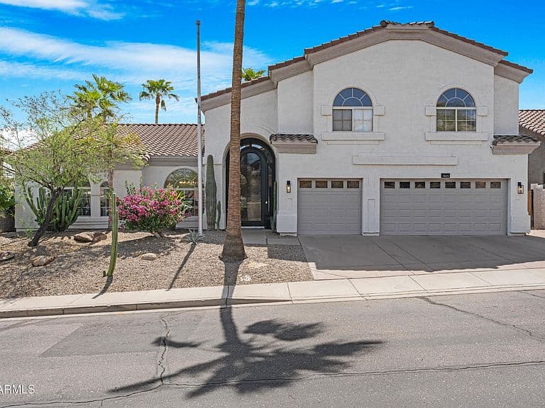 1825 E MARILYN Road photo 3
