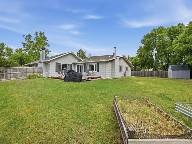 57 Prairiewood Dr S photo 5