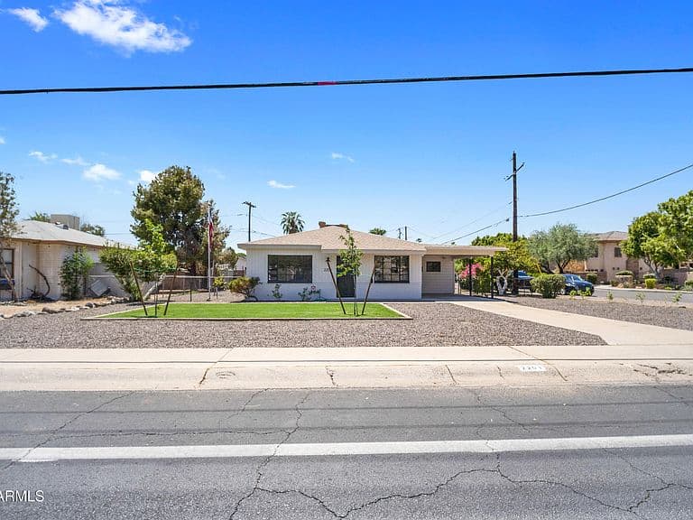 2201 E CAMPBELL Avenue photo 2