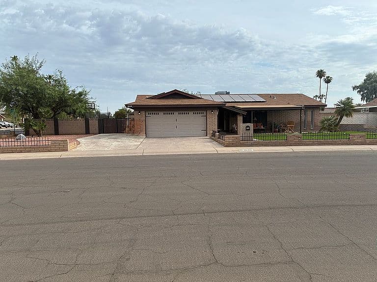 4648 W Frier Dr photo 1