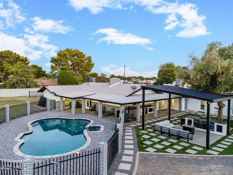 1040 W ENCINAS Street photo 2