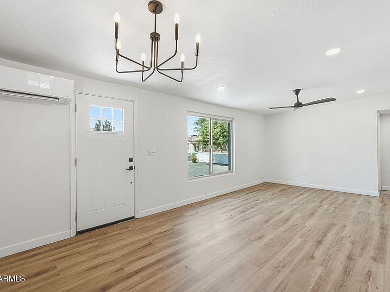 2230 W CAMBRIDGE Avenue photo 4