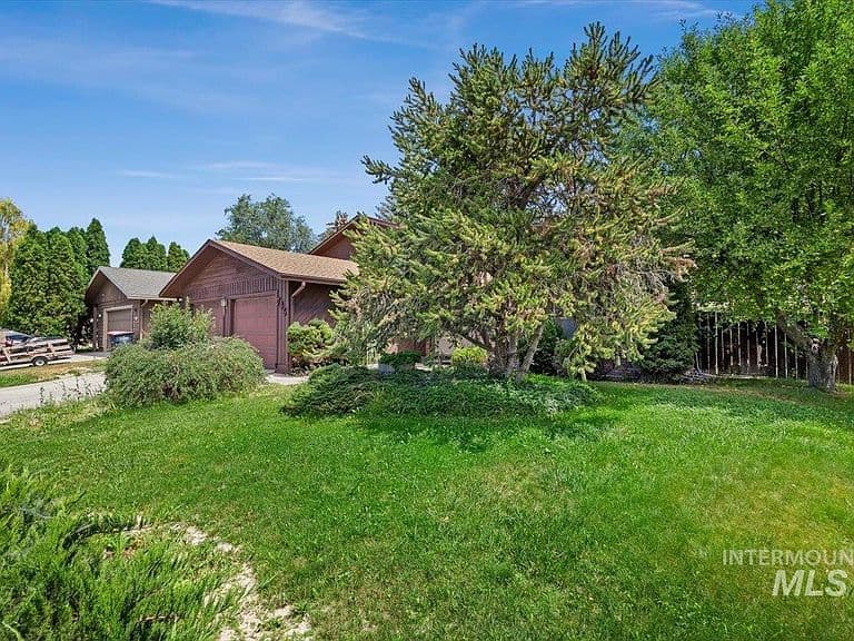 786 Meadows Dr photo 2