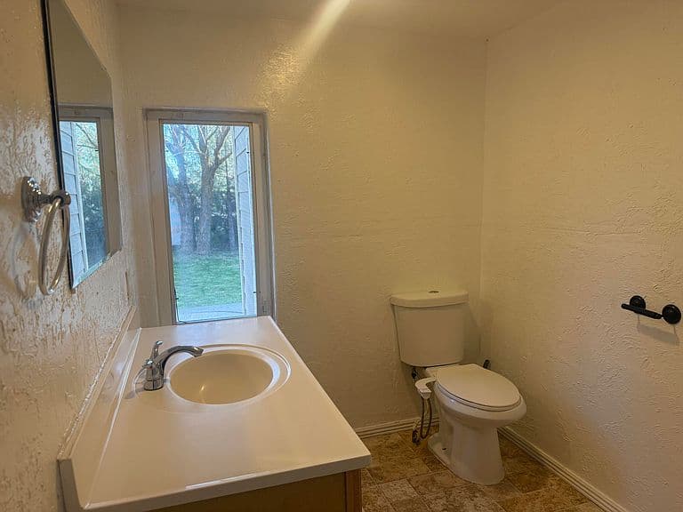 515 W C St photo 5