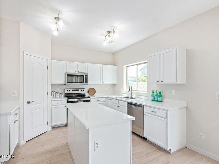 45585 W Dirk St photo 3