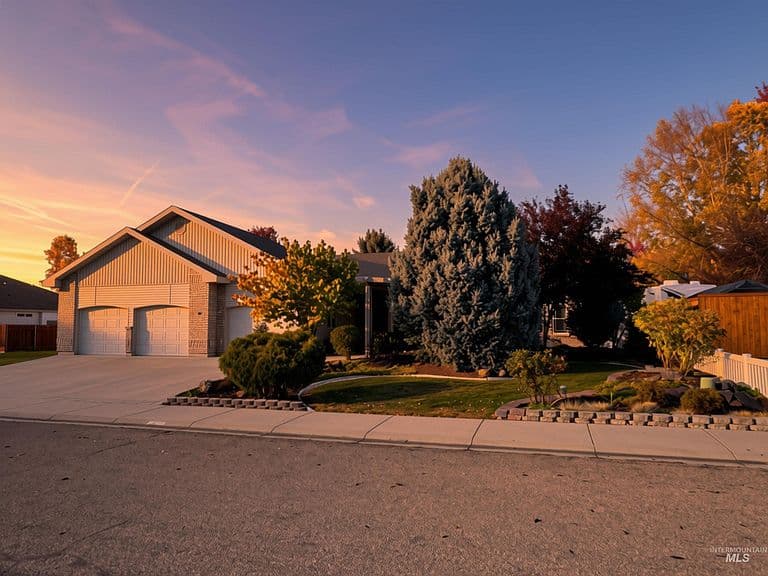 2000 E Dworshak Dr photo 2