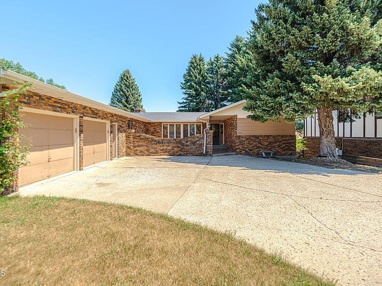 3209 Winnipeg Dr photo 1