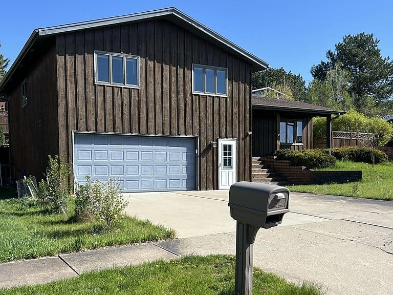 702 W Bridgeview Ave photo 3
