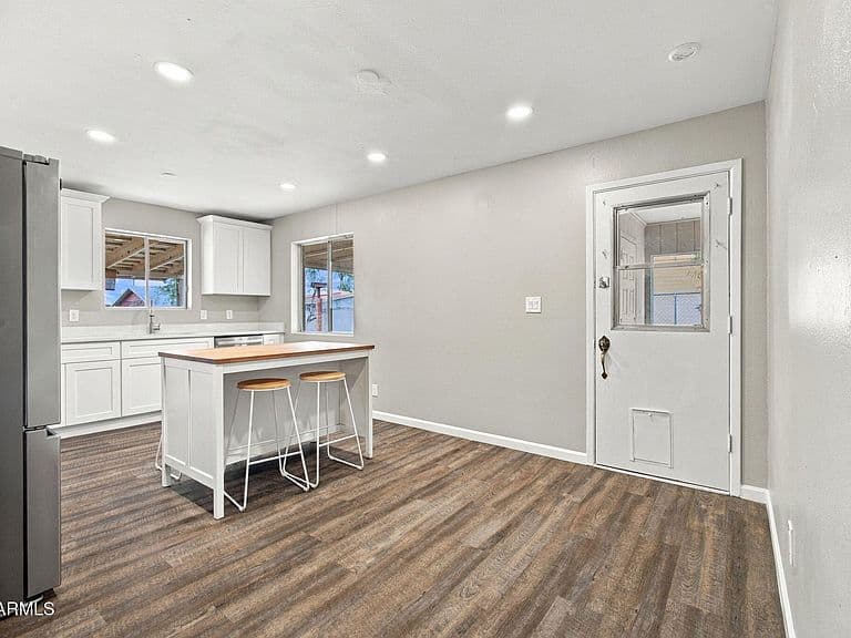 218 W BEAUTIFUL Lane photo 3