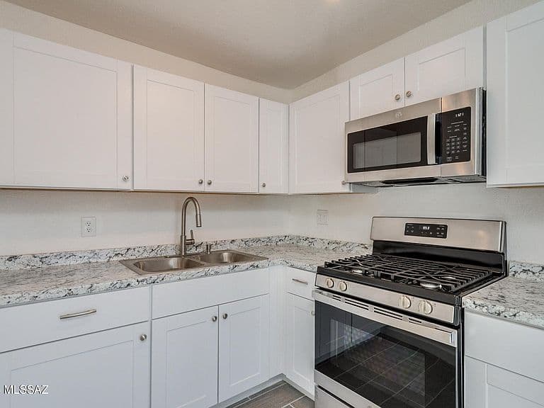 206 W 44th St photo 3