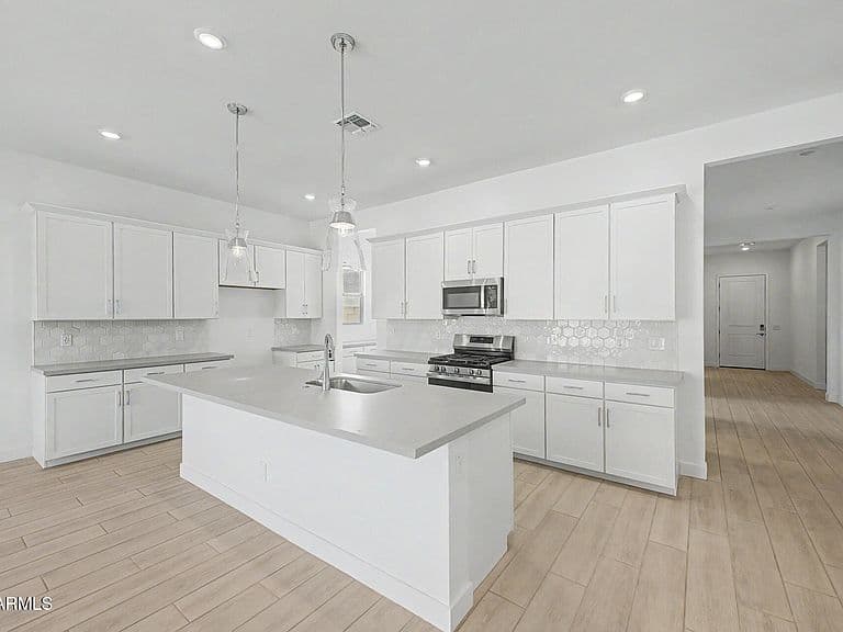 22204 W BLACKHAWK Drive photo 5