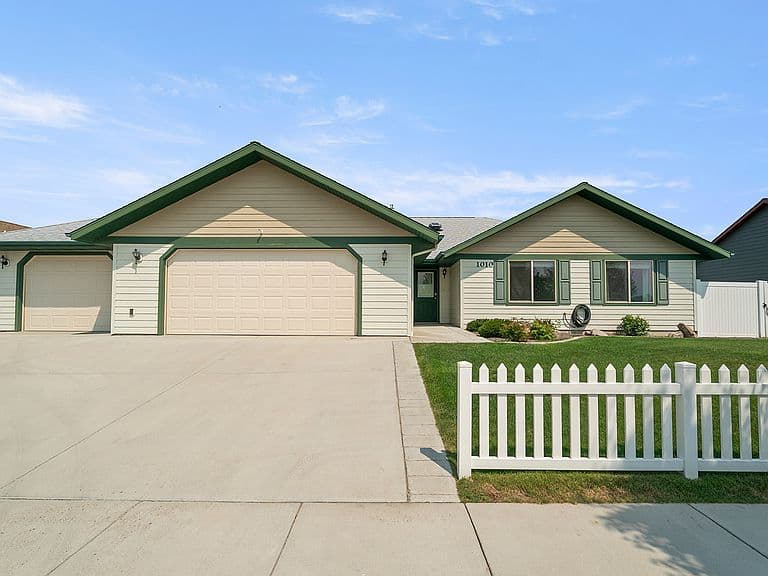 1010 Wolf Rd photo 4