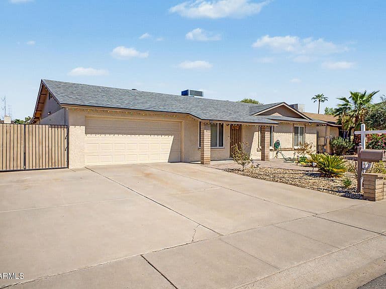 1608 W STRAFORD Drive photo 3