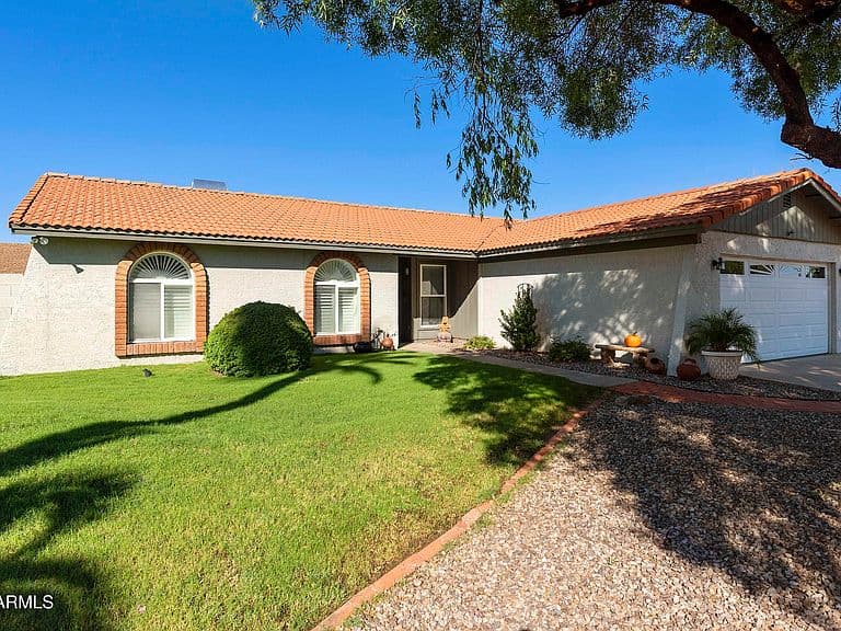 532 E RENEE Drive photo 1