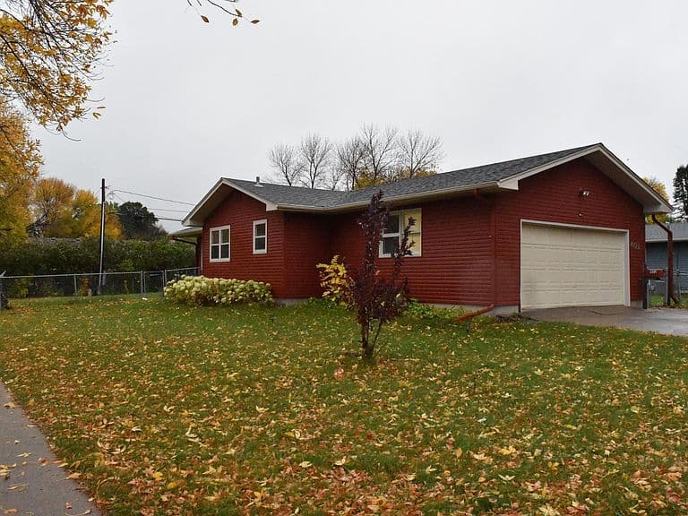 402 Maple Ln photo 3