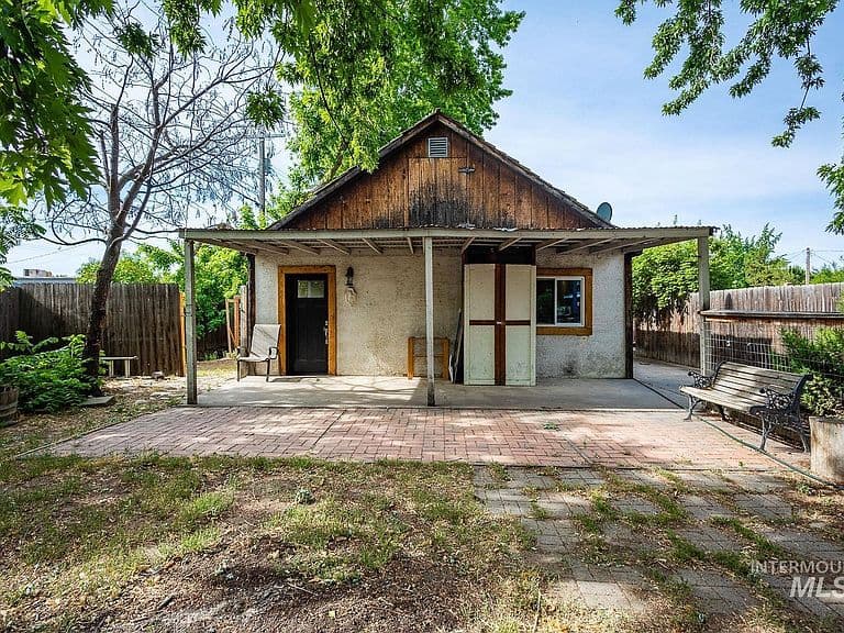 1021 W Chamberlin St photo 3