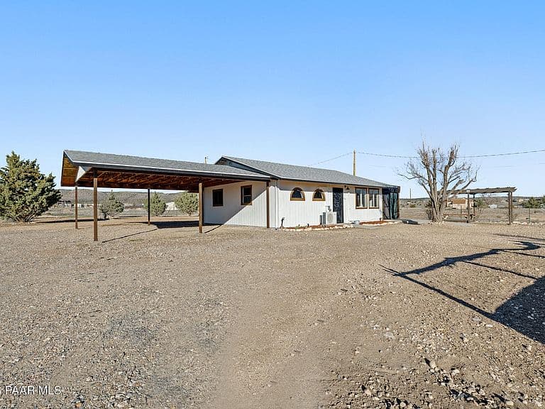 685 W Iris Rd photo 2