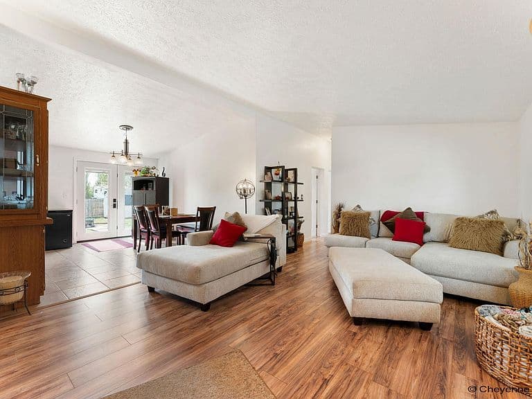 717 Sunridge Dr photo 3