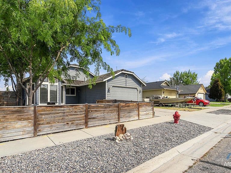 1372 W Crest Wood Dr photo 2