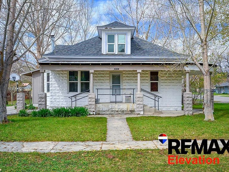 602 S 6th St photo 2