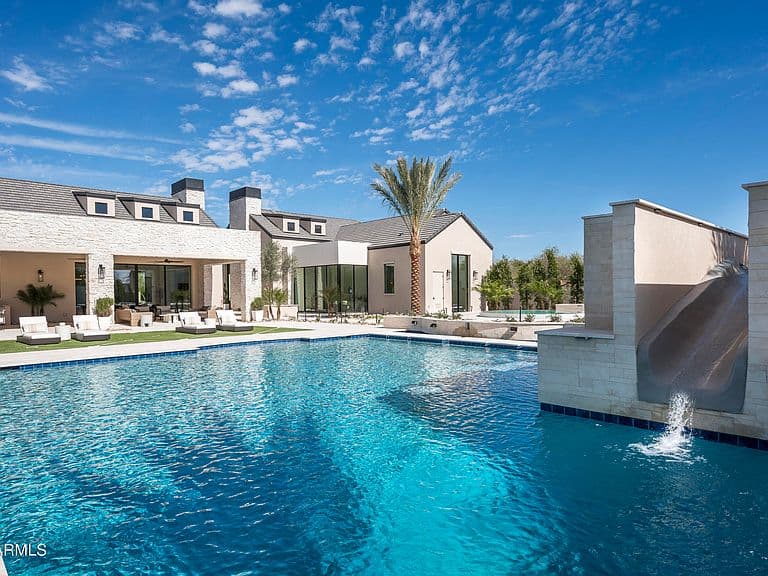 7031 E Paradise Dr photo 4