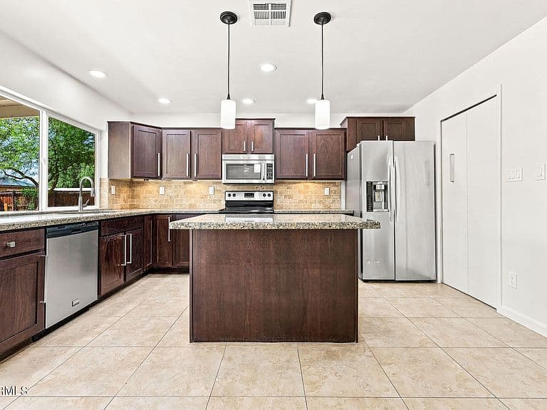 1041 W KILAREA Avenue photo 3