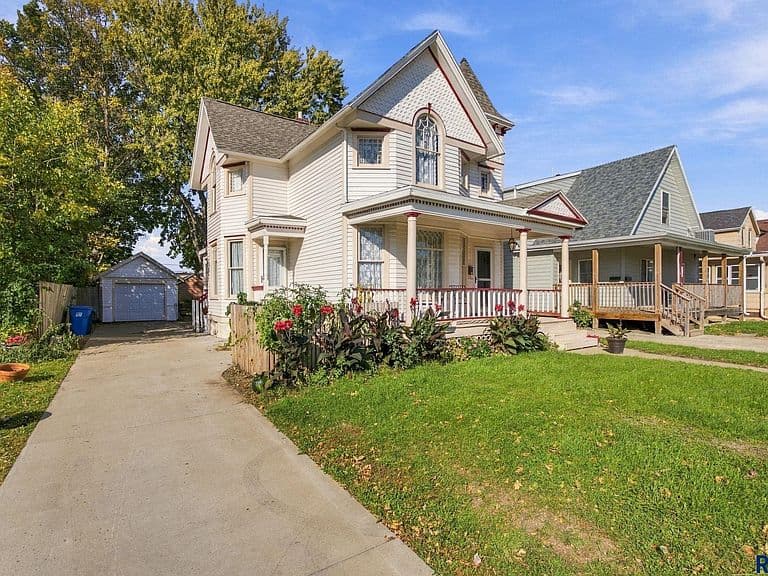 223 S Prairie Ave photo 3