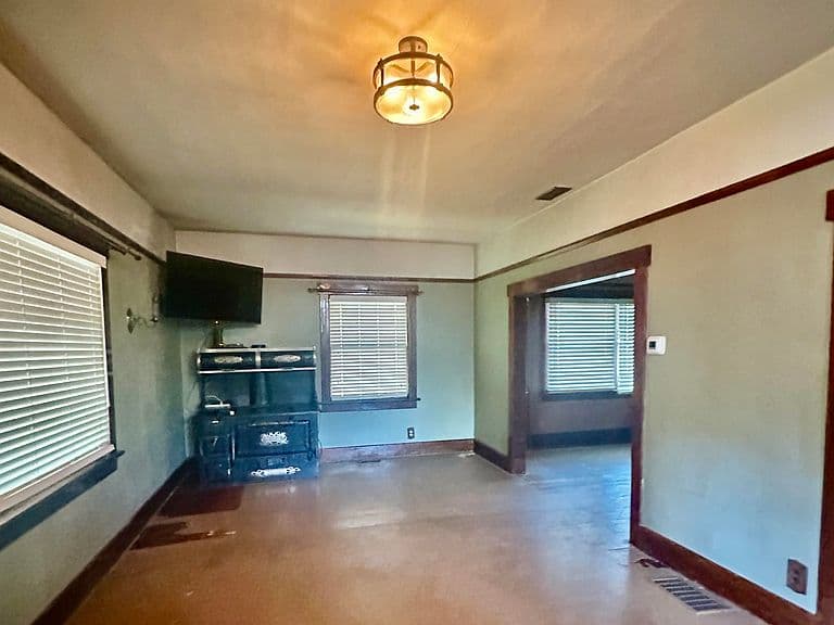 1009 Coburn Ave photo 4