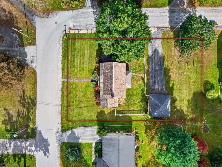 63 Warner Avenue photo 3