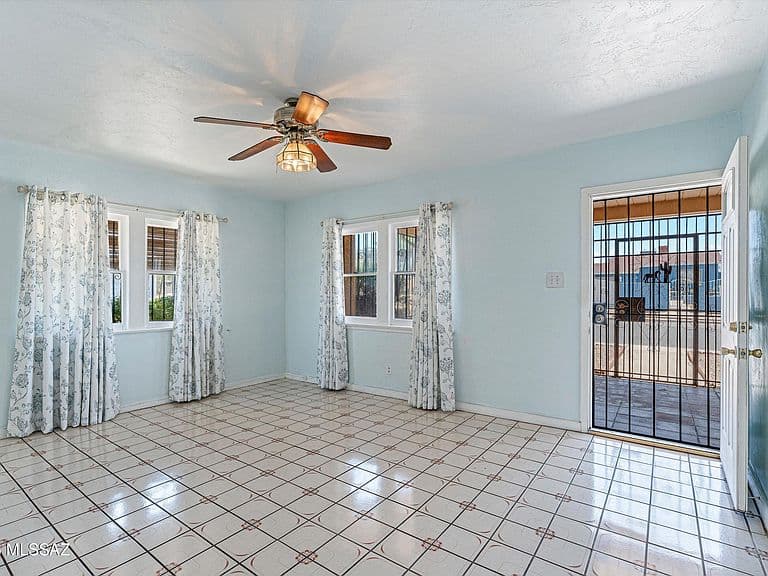 228 W Jacinto St photo 4