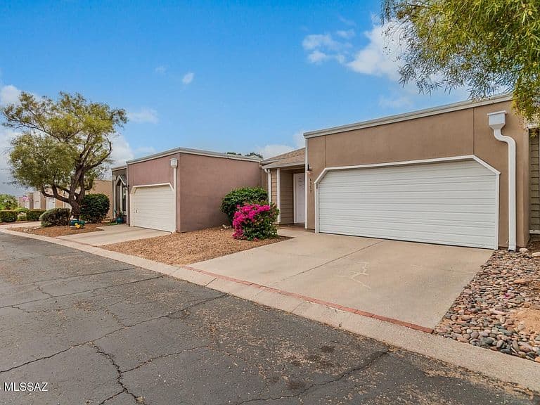 6337 N Willowbrook Dr photo 3