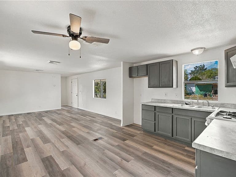 3139 E Packard Avenue photo 5