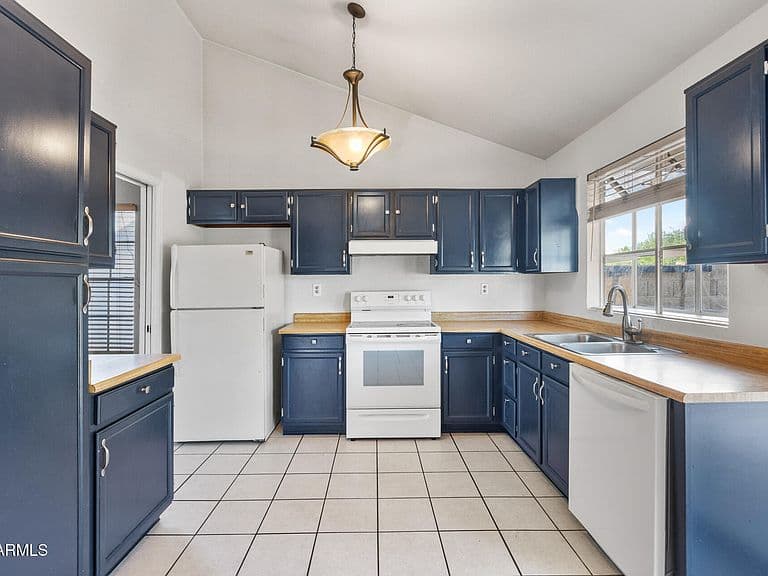 5546 W Shangri La Road photo 4