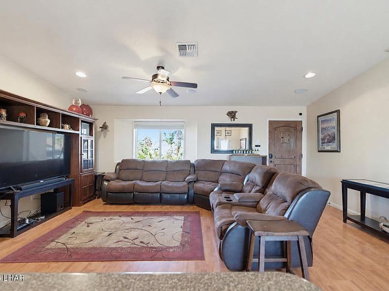 1547 Hawkeye Dr photo 4