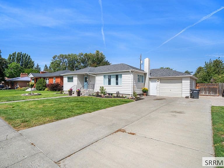 1085 Syringa Dr photo 4