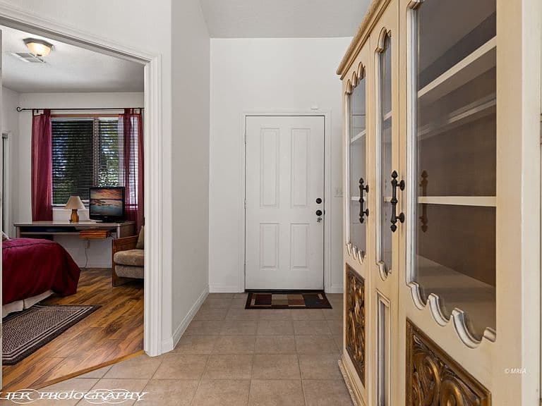 646 Jessica Dr photo 3